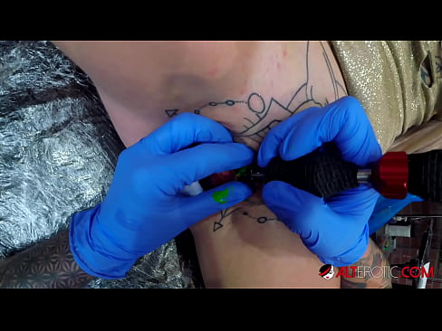 ❤️ Extreem getatoeëerde hottie Sully Savage kreeg een tatoeage op haar clitoris ️ Sluts at nl.robosexshop.ru ☑
